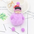 Dettaglio del portachiavi bambola che dorme con pompon viola in finta pelliccia e cappello - Violetto