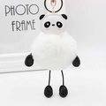 Dettaglio di un portachiavi a forma di panda con morbido peluche e gancio in metallo oro - 15x8cm / Bianco
