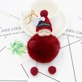 Dettaglio del portachiavi a bambola neonato rosso in peluche con fiocco e gancio - Borgogna