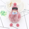 Porte-clés poupée bébé endormie rose avec pompon en peluche, bonnet en tricot et nœud bleu - Rose Poudré