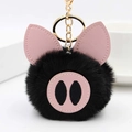 Détail d'un porte-clés cochon en peluche noire avec oreilles en cuir rose et clip doré - Noir