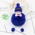 Détail du porte-clés peluche bébé endormi avec pompon bleu marine et nœud rose - Bleu Saphir