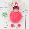 Dettaglio portachiavi bambola che dorme in peluche rosa con berretto e fiocco a scacchi - Rosso Anguria