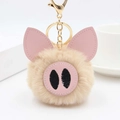 Détail du porte-clés cochon en peluche avec anneau doré et fourrure synthétique brune - Khaki