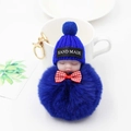 Vue détaillée d'un porte-clés pompon bleu avec poupée endormie et fermoir doré - Bleu Royal (Avec Nœud)