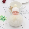Dettaglio portachiavi neonato che dorme in peluche con pompon beige e moschettone dorato - Bianco avorio