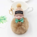 Détail du porte-clés poupée bébé endormi avec pompon en fourrure et logo HAND MADE tricoté - Khaki (Avec Nœud)