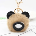 Détail d'un joli porte-clés ours en peluche kaki avec fermoir en métal doré sur fond blanc - Khaki