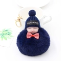 Détail d'un porte-clés bébé endormi avec pompon bleu marine et fermoir mousqueton doré - Bleu Marine (Avec Nœud)
