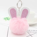 Llavero de orejas de conejo de peluche rosa con lentejuelas brillantes y pompón suave - Rosa