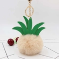 Detailansicht des Ananas-Plüsch-Schlüsselanhängers mit grünen Blättern und goldener Kette - Beige-Khaki