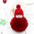 Dettaglio portachiavi bambola neonato che dorme rosso con pompon di peluche e gancio oro - Borgogna