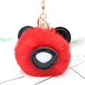 Détail du porte-clés panda rouge en fausse fourrure avec détails en similicuir et anneau doré - Rouge