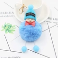 Gros plan du porte-clés poupée bleue avec bonnet fait main et petit nœud papillon à carreaux - Bleu