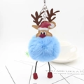 Détail d'un porte-clés renne avec pompon en fausse fourrure bleue et cuir souple - Bleu