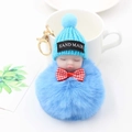 Détail du porte-clés bébé endormi en fourrure bleue avec bonnet tricoté et fermoir doré - Bleu (Avec Nœud)