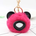 Vue macro du porte-clés panda en peluche rose avec fermoir doré en métal de qualité - Rose rouge