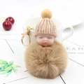 Portachiavi con neonato dormiente di peluche con pompon e cappello in maglia rosa - Cachi