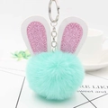 Porte-clés lapin en peluche vert menthe avec oreilles pailletées sur fond blanc - Vert clair