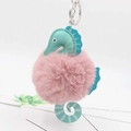 Detail van zeepaardje pluche sleutelhanger met mint leer en roze imitatiebont pompon - Oudroze