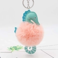 Detail van zeepaardje pluche sleutelhanger met roze pompon, groen leer en zilveren metalen ring - Roze