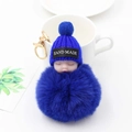 Détail du porte-clés bébé endormi en pompon bleu avec bonnet tricoté et fermoir doré brillant - Bleu Saphir