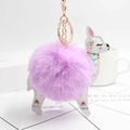 Dettaglio di un portachiavi alpaca in finta pelliccia viola con motivo floreale e clip - Viola Chiaro