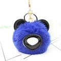 Détail d'un porte-clés panda en fourrure bleu roi avec fermoir en métal doré robuste - Bleu Saphir