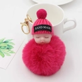 Détail du porte-clés bébé endormi fait main avec pompon rose et bonnet en tricot rose - Rouge Rose