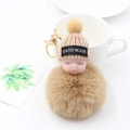 Détail du porte-clés bébé endormi fait main avec pompon en peluche et fermoir doré - Khaki