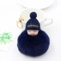 Détail du porte-clés bébé endormi bleu marine avec pompon en peluche et étiquette main - Bleu Marine