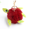 Dettaglio portachiavi a tartaruga in peluche rosso con ecopelle verde e gancio dorato - Diametro Pon Pon 8cm / Borgogna