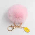 Dettaglio portachiavi con pompon rosa, chiusura a moschettone dorata e ciondolo a papera - Diametro Pon Pon 8cm / Rosa chiaro