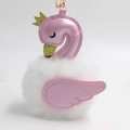 Détail du porte-clés cygne blanc pelucheux avec ailes roses et couronne dorée brillante - Diamètre Pompon 8cm / Blanc