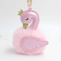 Détail d'un porte-clés cygne rose en peluche avec corps en fausse fourrure et couronne dorée - Diamètre Pompon 8cm / Rose Clair