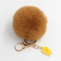 Dettaglio portachiavi pompon in finta pelliccia marrone con ciondolo a forma di anatra - Diametro Pon Pon 8cm / Caffè