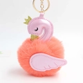 Gros plan détaillé d'un porte-clés cygne rose avec pompon doux et anneau doré - Diamètre Pompon 8cm / Orange