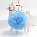 Détail du porte-clés alpaga en cuir blanc avec pompon bleu ciel duveteux et boucle dorée - Bleu