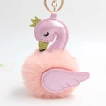 Gros plan du porte-clés flamant rose avec pompon doux et anneau doré brillant - Diamètre Pompon 8cm / Rose