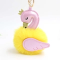 Détail du porte-clés cygne en peluche rose avec pompon jaune et anneau doré - Diamètre Pompon 8cm / Jaune