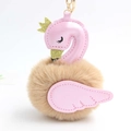 Détail de porte-clés cygne en similicuir rose et pompon en fourrure marron sur métal - Diamètre Pompon 8cm / Khaki