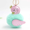 Détail d'un porte-clés cygne avec tête en cuir rose et pompon en peluche vert menthe - Diamètre Pompon 8cm / Vert clair