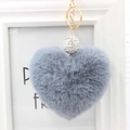 Dettaglio di un portachiavi a cuore in pelliccia sintetica grigia con sfera di cristalli - grigio medio