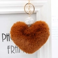 Dettaglio portachiavi a forma di cuore in peluche marrone con decorazione a sfera strass - Marrone
