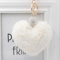 Dettaglio portachiavi a cuore in peluche bianco con sfera di strass e anello d'oro - Bianco avorio