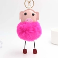 Gros plan du porte-clés cochon en peluche avec corps pompon et anneau doré brillant - 14x8 cm / Rose rouge