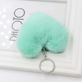 Dettaglio del portachiavi a cuore in peluche verde menta con anello in metallo argento - Verde chiaro