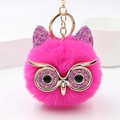 Détail d'un porte-clés hibou en peluche fuchsia avec des oreilles à paillettes - Rose rouge