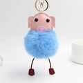 Détail d'un porte-clés cochon pompon bleu avec fermoir doré sur fond blanc pur - 14x8 cm / Bleu
