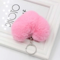 Gros plan d'un porte-clés en peluche rose en forme de cœur avec un anneau argenté - Rose